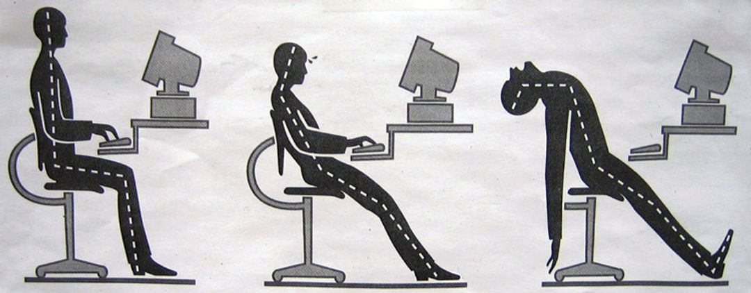 Are you sitting correctly? - An image showing how to and how not to sit at your desk